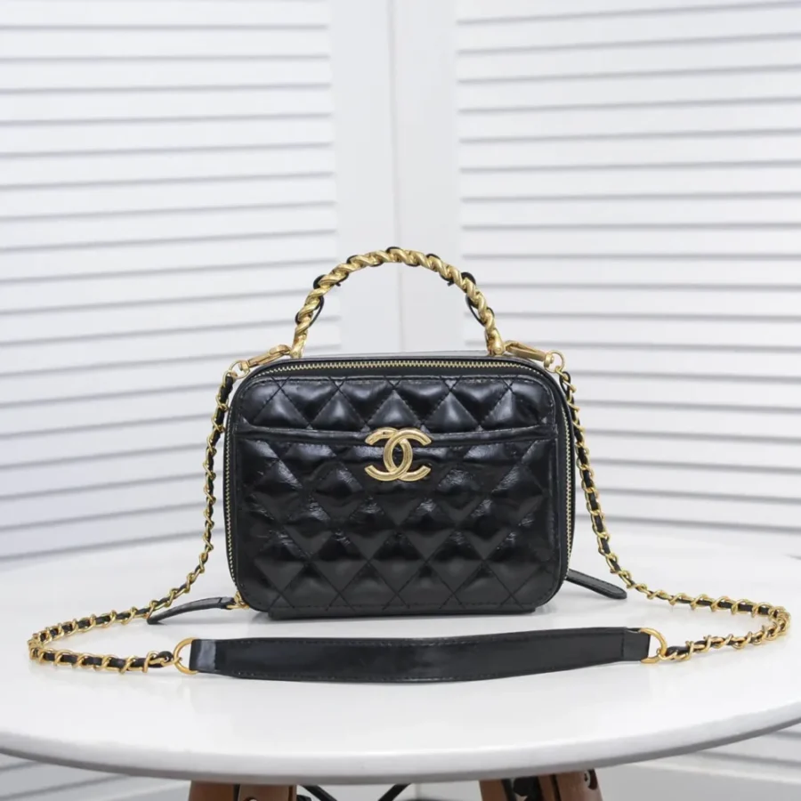 Chanel Calfskin Size: 13.5*18.5x7.5cm Style: 9055