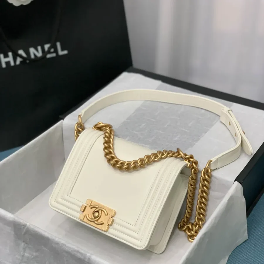 CHANEL Model: As3018# Size: 18X13X6.5CM