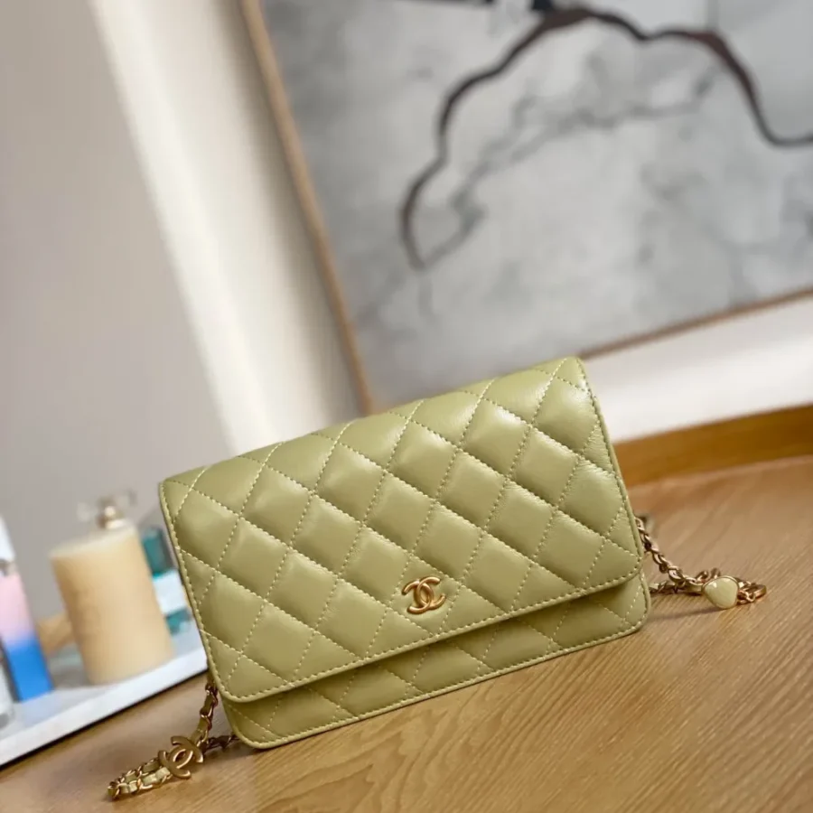 Chanel Model: 81225 Light Yellow Stewardess Bag Size: 19cm