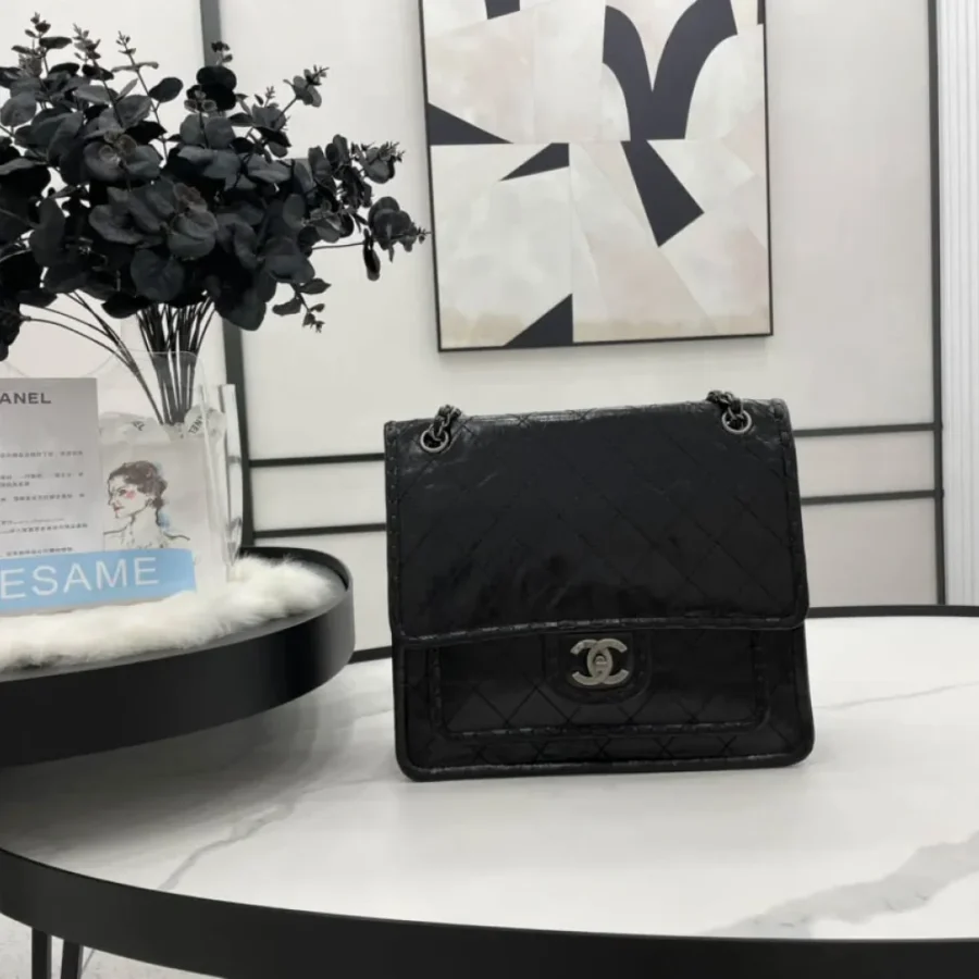Chanel messenger bag Dimensions: 28x23x8cm