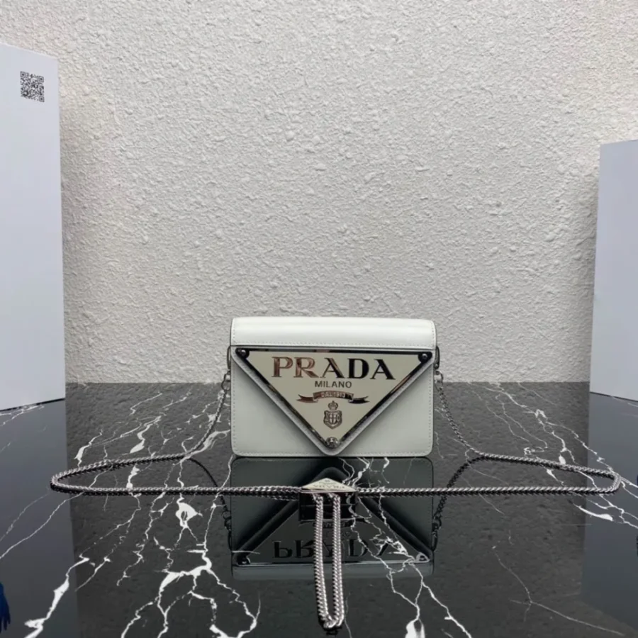 Prada Large Triangle Size:17x9.5cm 1BH189
