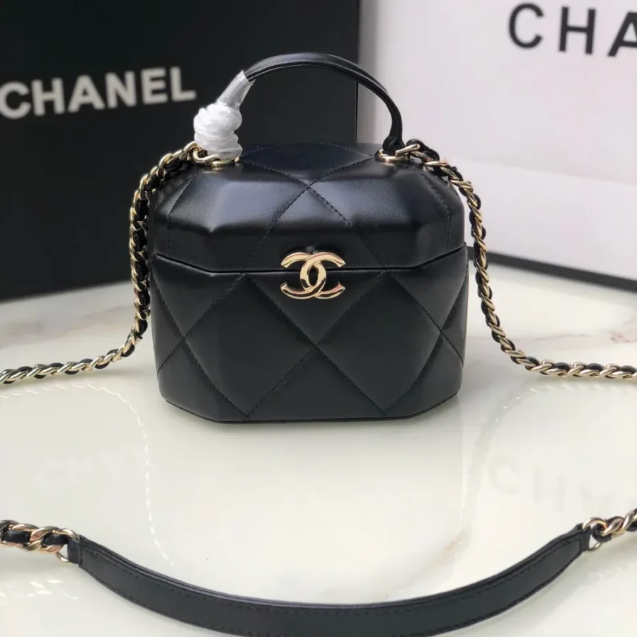 Chanel Model: AS2630 Size: 16.5cmX15.5cmX 11.5cm