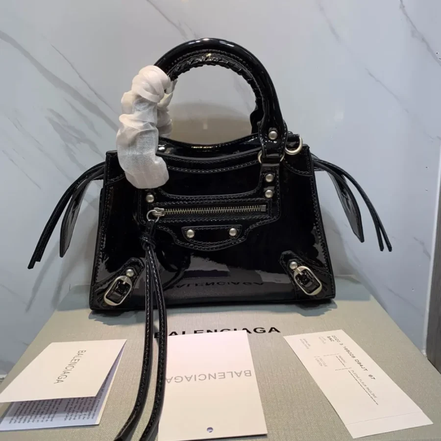 Black Size: 22cm