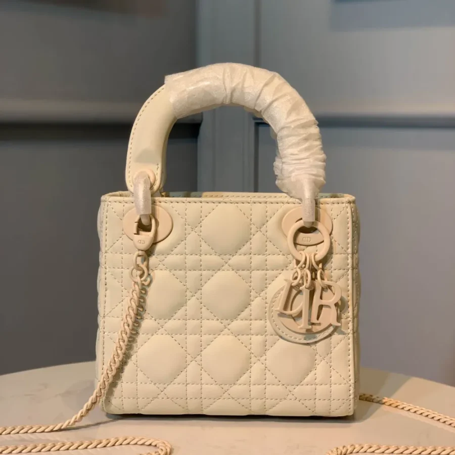 lady 17cm frosted white Size: 17*7.5*14.
