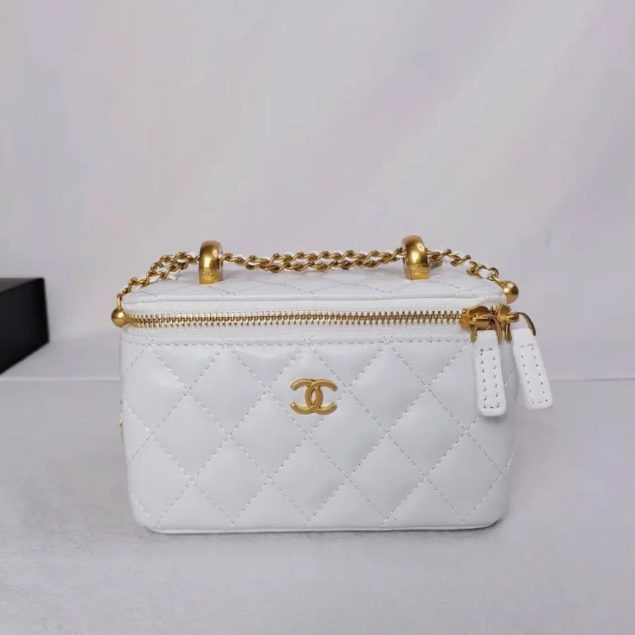 Chanel Handbag Size: 17*9.5*7cm Style No. 5864