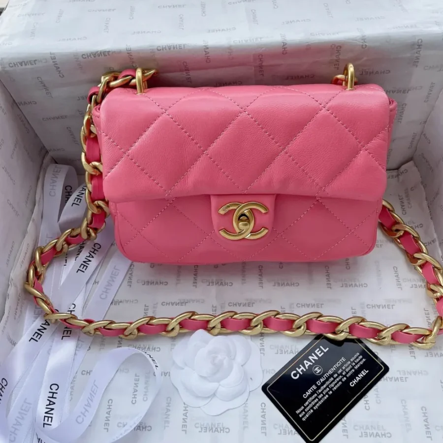 Chanel lambskin Size: 21x12cm