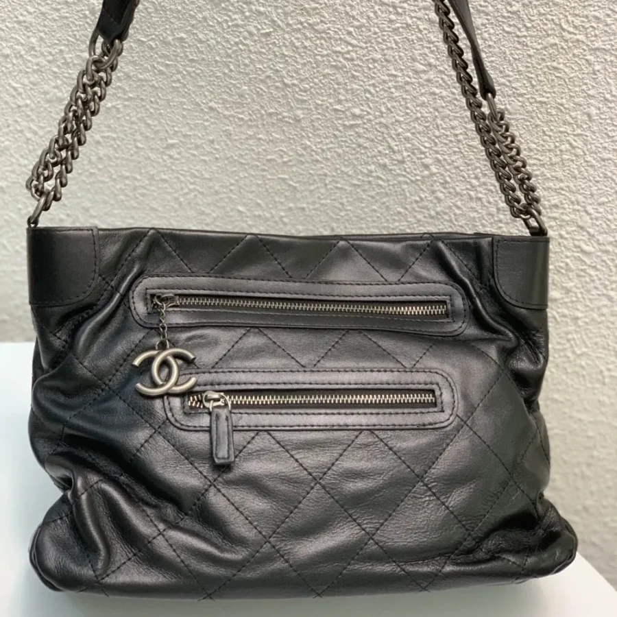 One shoulder can be crossbody Size: 33228cm