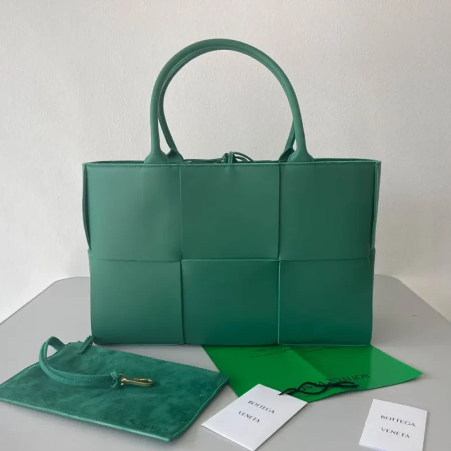BV Intreccio tote lambskin