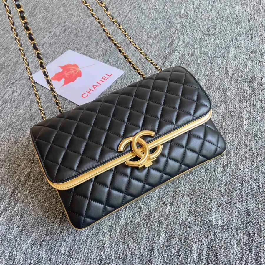 CHANEL: Model: 57276 Size: 26cm