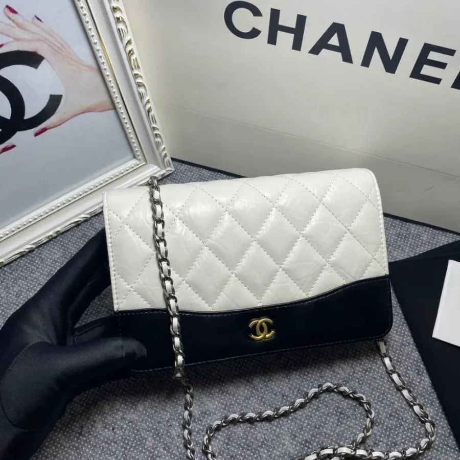 Calfskin Size: 19cm