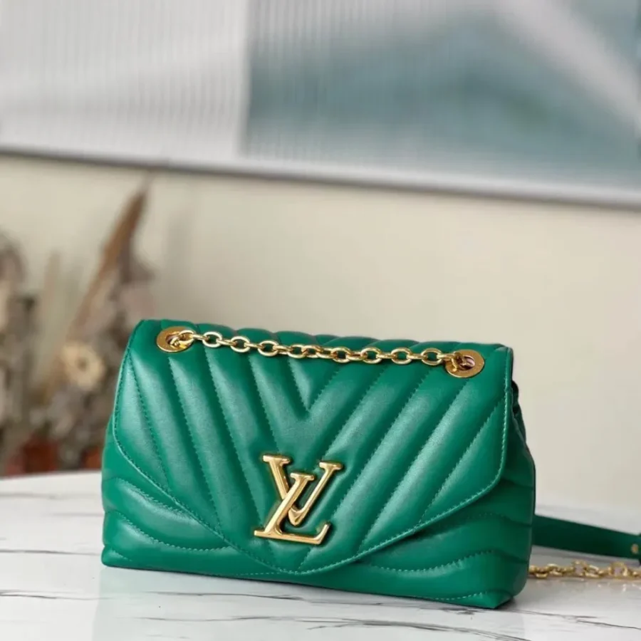 Louis Vuitton Size: 24x14x9cm