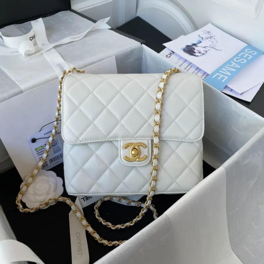 Chanel sheepskin size: 18X19.5X9.5cm