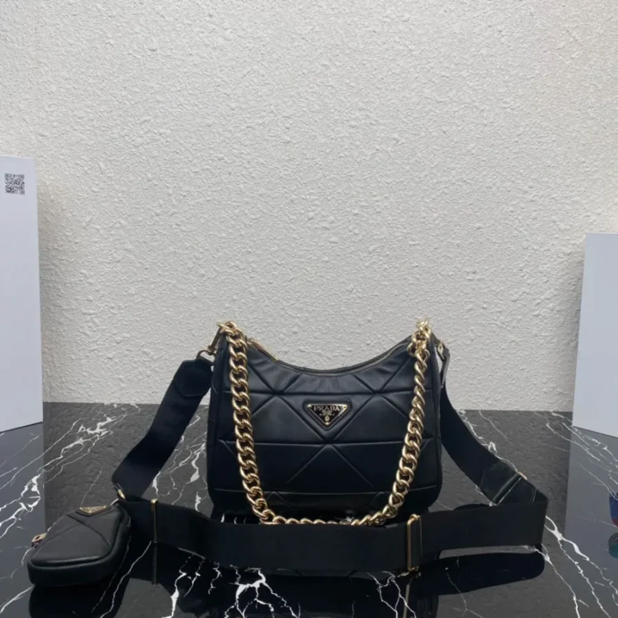 Prada Women's Bag Size: 24x17cm 1BC151