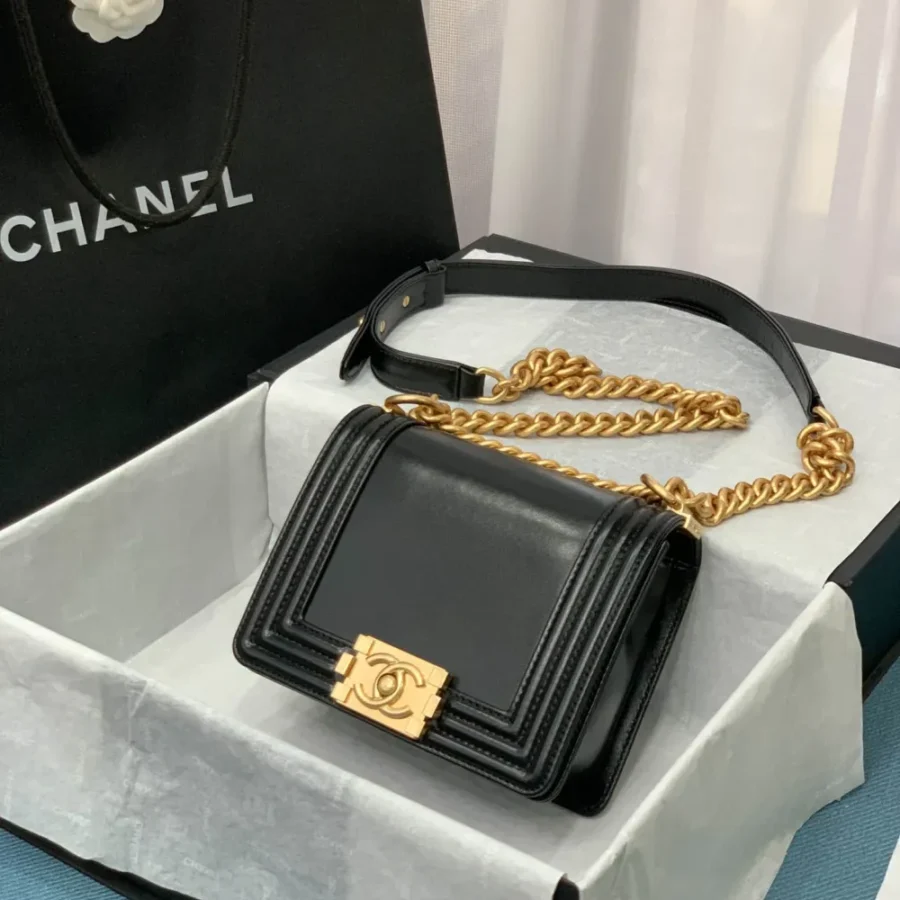 CHANEL Model: As3018# Size: 18X13X6.5CM