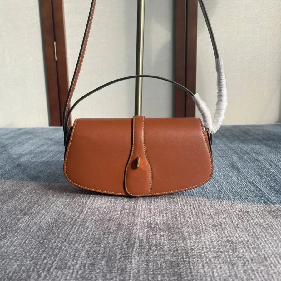 TaBou Clutch Number: 101592 Size: 18 X 8 X 5cm