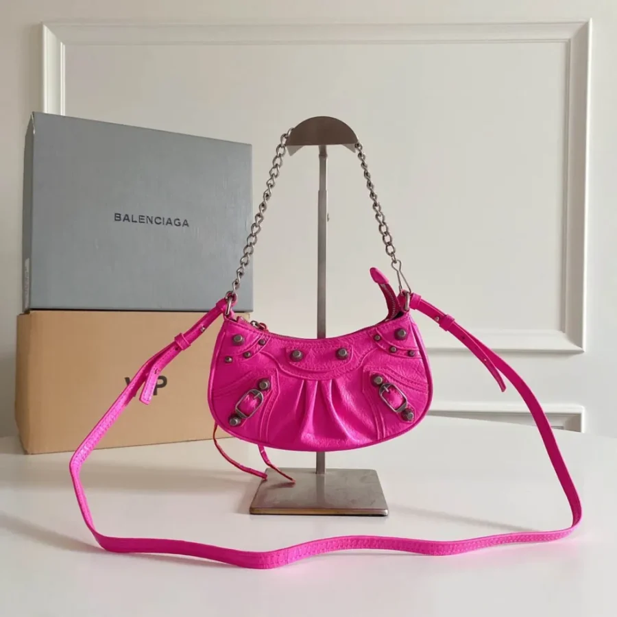 Crossbody bag Size: 20*11*4CM