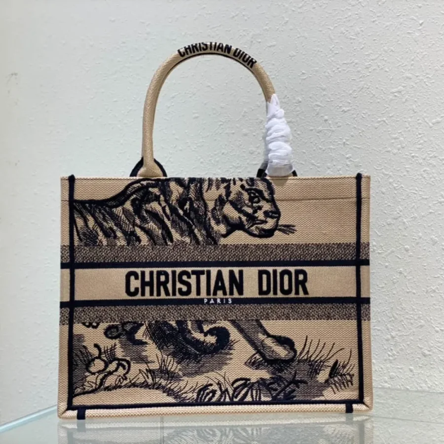 Book Tote Handbag Size: 36 x 27.5 x 16.5 cm